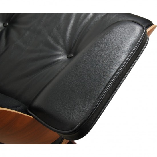 Charles Eames Lounge chair i sort læder