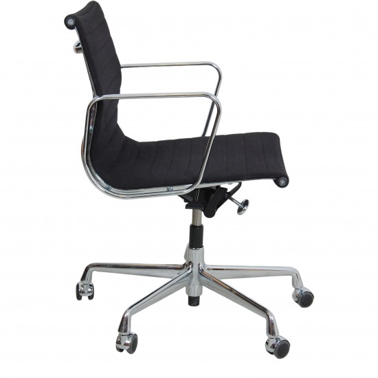 Charles Eames Ea-117 office chair with black hopsak fabric 