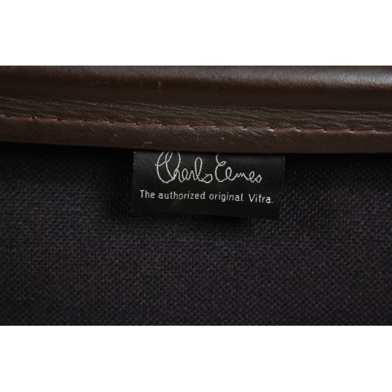 Charles Eames Ea-119 kontorstol i patineret mørkebrunt læder