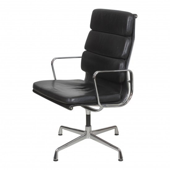 Charles Eames Ea-209 chair with black patinated leather