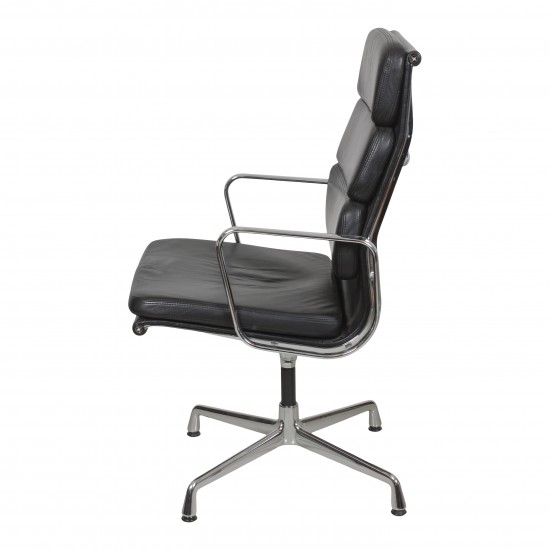 Charles Eames Ea-209 chair with black patinated leather