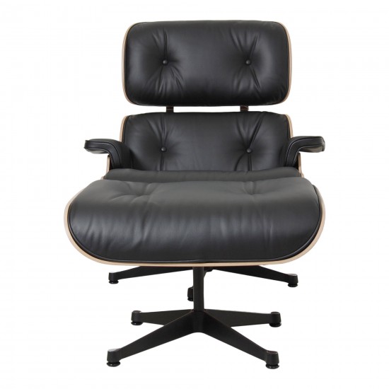 Charles Eames Ny Lounge chair med fodskammel i sort læder og palisander