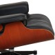 Charles Eames Lounge chair i sort læder og kirsebærtræ
