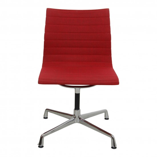 Charles Eames Ea-105 chair in red hopsack