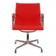 Charles Eames Ea-108 stol i rødt hopsak stof
