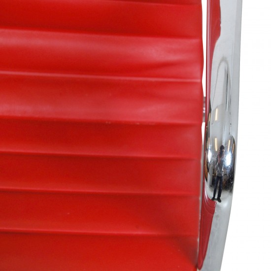 Charles Eames Ea-108 stol i rødt læder med vip og returdrej