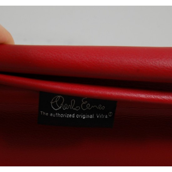 Charles Eames Ea-108 stol i rødt læder med vip og returdrej