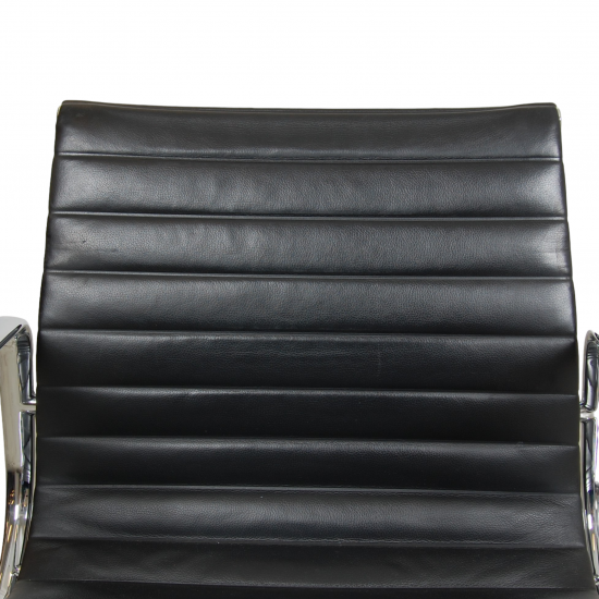 Charles Eames Ea-108 stole i sort læder 