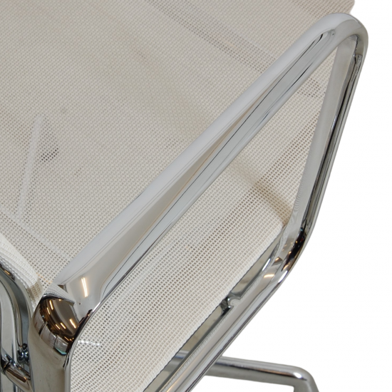 Charles Eames Ea-108 stol i hvidt net