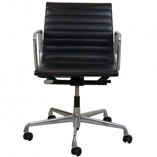 Charles Eames Ea-117 office chair in black leather Aluminium