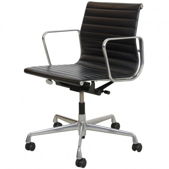 Charles Eames Ea-117 office chair in black leather Aluminium