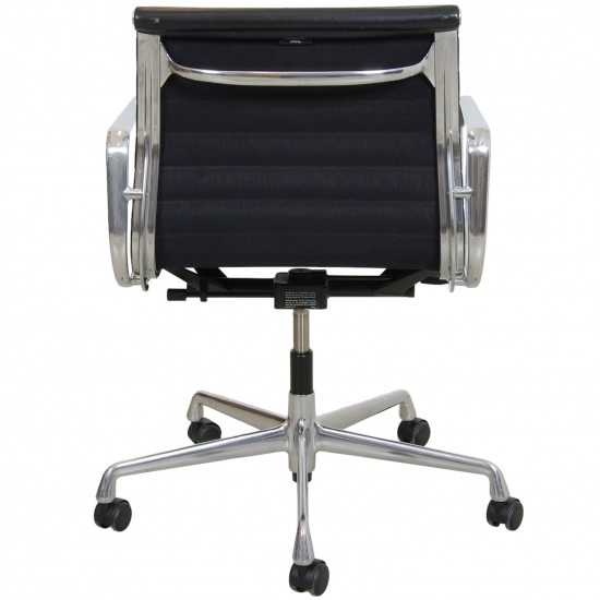 Charles Eames Ea-117 office chair in black leather Aluminium