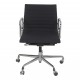 Charles Eames Ny kontorstol EA-117 i sort hopsak stof