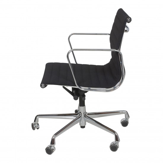 Charles Eames EA-117 office chair in black Hopsak fabric