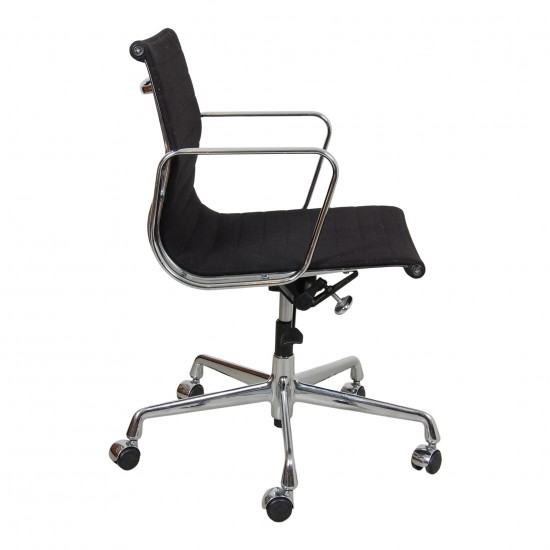 Charles Eames EA-117 office chair in black Hopsak fabric