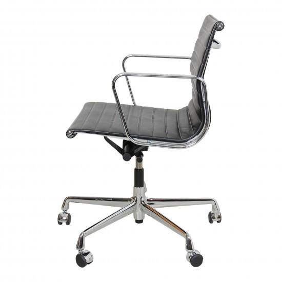 Charles Eames EA-117 office chair in black leather and chrome