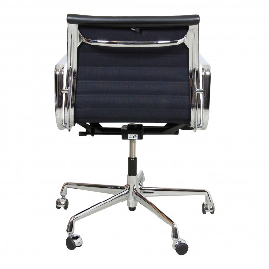 Charles Eames EA-117 office chair in black leather and chrome