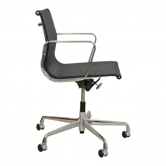 Charles Eames EA-117 office chair in black mesh