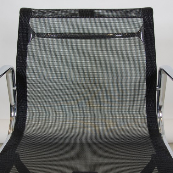 Charles Eames EA-117 office chair in black mesh