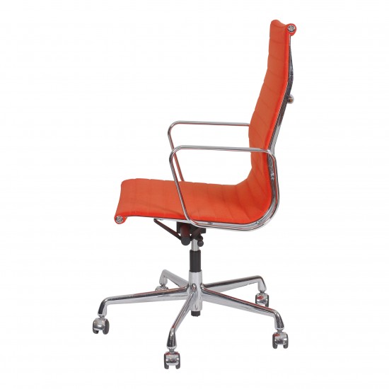 Charles Eames EA-119 i orange hopsak stof