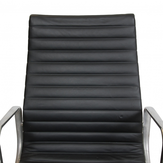 Charles Eames Ea-119 office chair in black leather, by Herman Miller