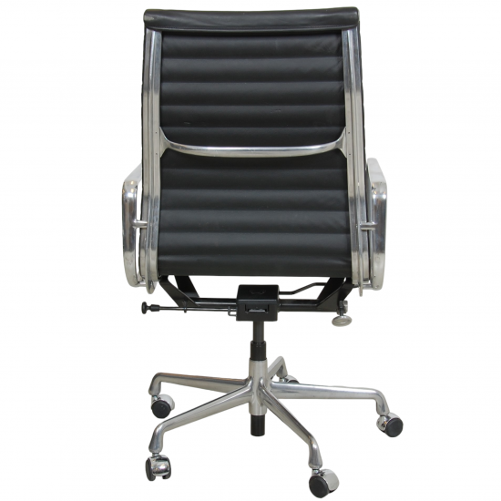 Charles Eames Ea-119 office chair in black leather, by Herman Miller