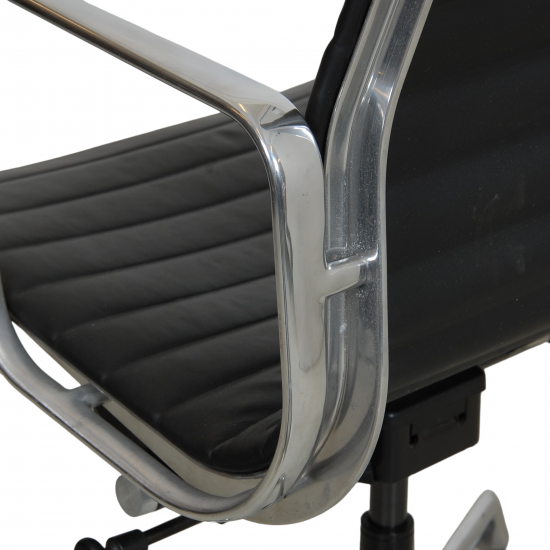 Charles Eames Ea-119 office chair in black leather, by Herman Miller