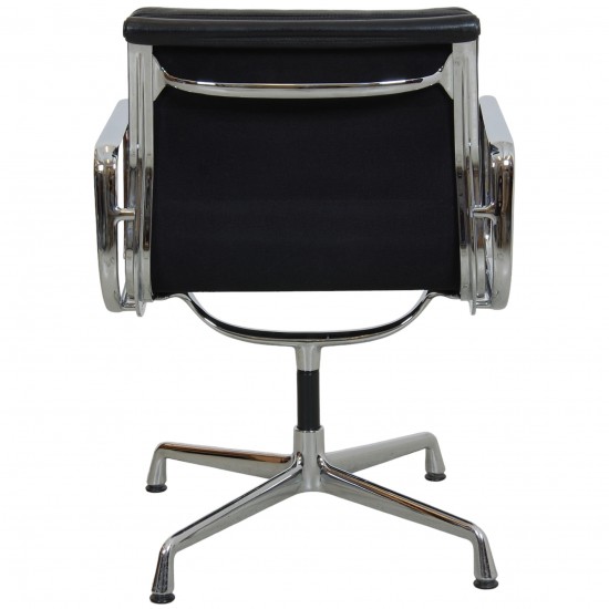 Charles Eames EA-208 stol i sort læder
