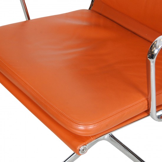 Charles Eames EA-208 Softpad stol i cognac læder