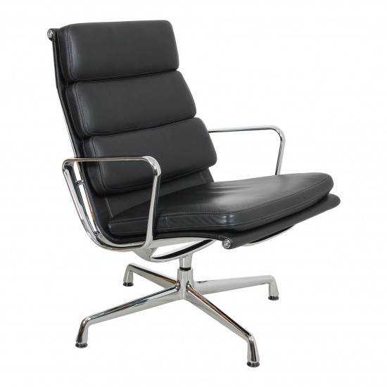 Charles Eames Ea-215 softpad chair in black leather and chrome