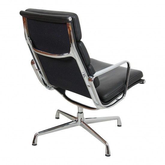 Charles Eames Ea-215 softpad chair in black leather and chrome