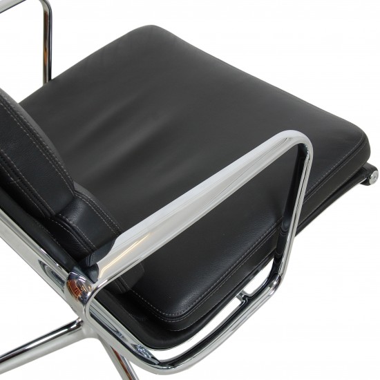 Charles Eames Ea-215 softpad chair in black leather and chrome