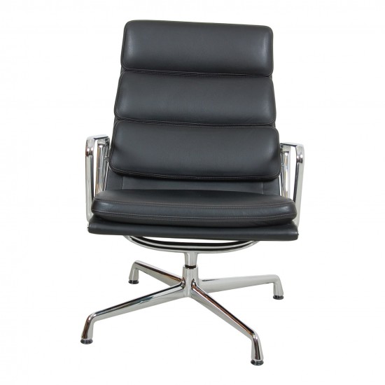Charles Eames Ea-215 softpad stol i sort læder og krom