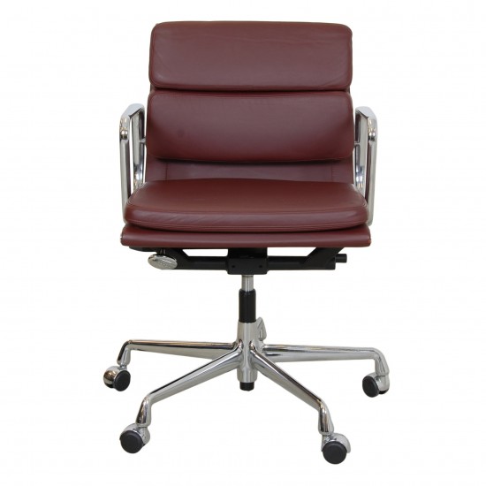 Charles Eames EA-217 Softpad office chair in red/brown premium leather