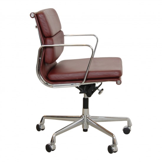 Charles Eames EA-217 Softpad office chair in red/brown premium leather