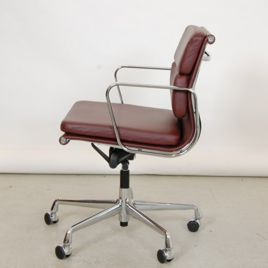 Charles Eames EA-217 Softpad office chair in red/brown premium leather