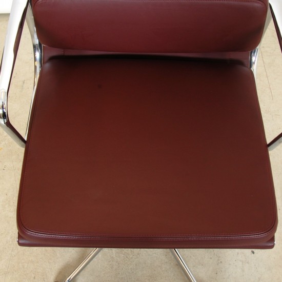 Charles Eames EA-217 Softpad office chair in red/brown premium leather