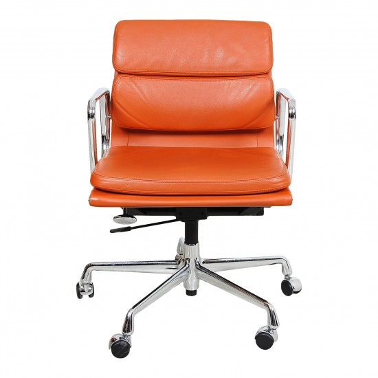 Charles Eames EA-217 Softpad kontorstol i cognac læder