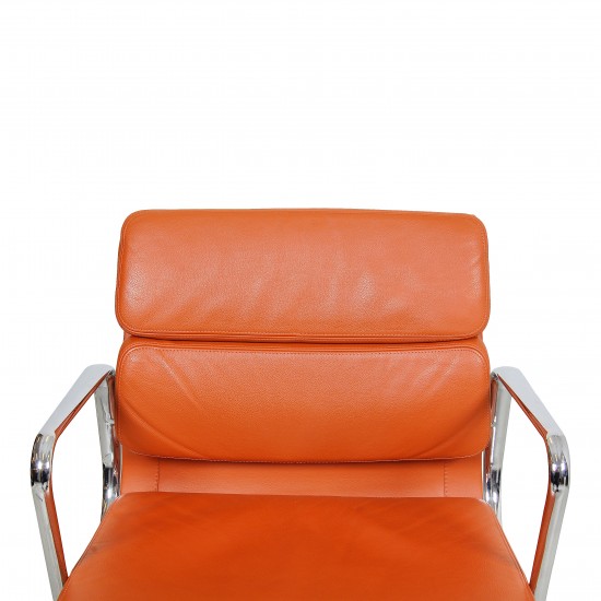 Charles Eames EA-217 Softpad kontorstol i cognac læder