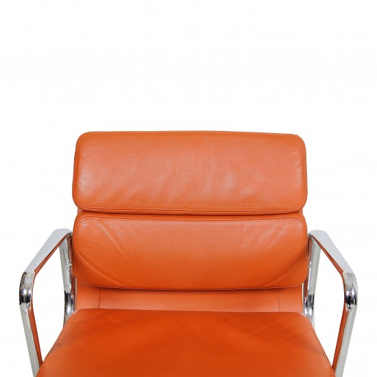 Charles Eames EA-217 Softpad kontorstol i cognac læder