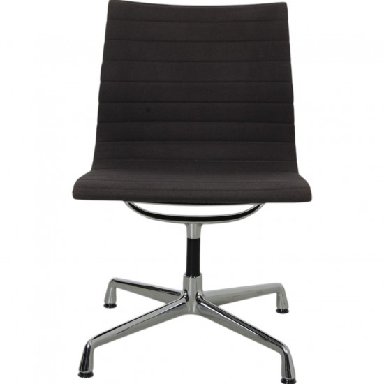 Eames EA-105 stol i gråt hopsak stof