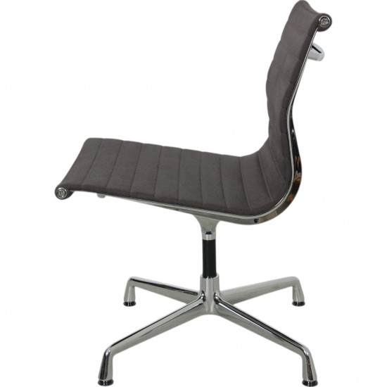 Eames EA-105 stol i gråt hopsak stof