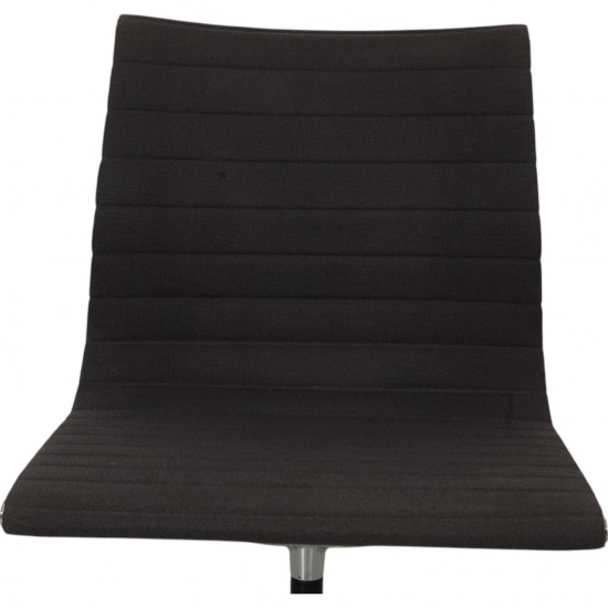 Eames EA-105 stol i gråt hopsak stof