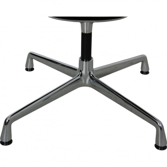 Eames EA-105 stol i gråt hopsak stof