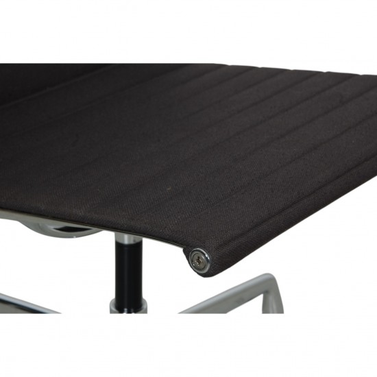 Eames EA-105 stol i gråt hopsak stof
