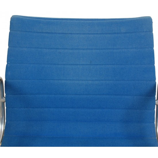 Charles Eames Ea-105 chair in blue fabric