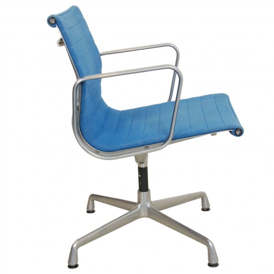Charles Eames Ea-105 stol i blåt stof