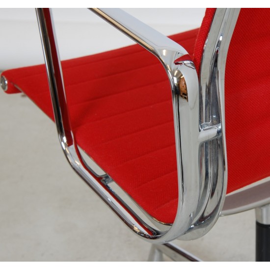 Charles Eames Ea-108 chair in red Hopsak fabric 