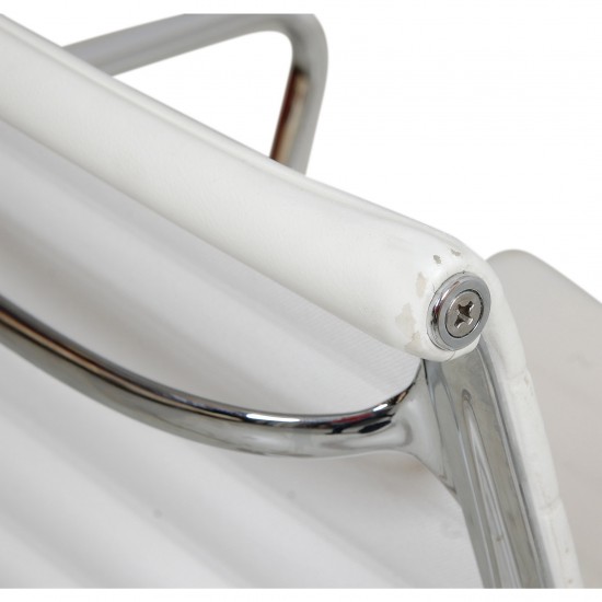 Charles Eames Ea-108 stol i hvidt læder