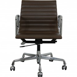 Charles Eames Ea-117 kontorstol i brunt læder